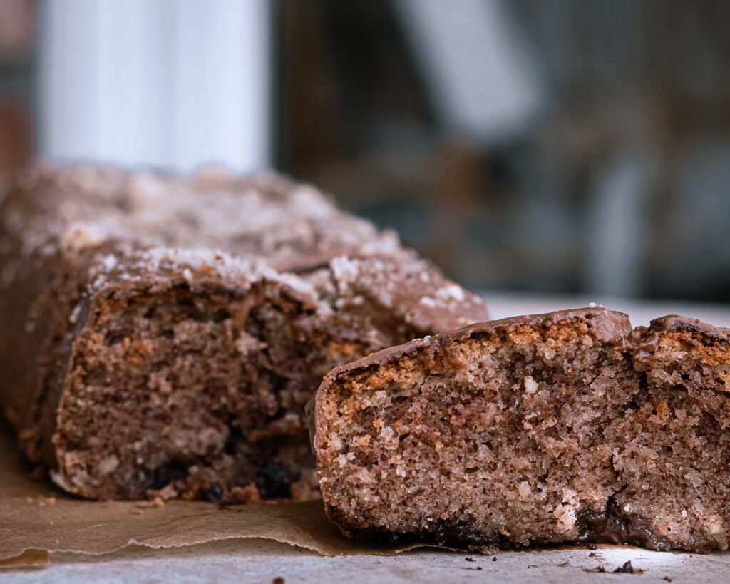 Saftiger Schoko Haselnusskuchen als Kastenkuchen mit einem Schokoladenkern und einer Schoko-Nuss-Glasur