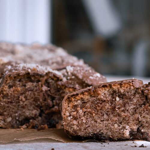 Saftiger Schoko Haselnusskuchen als Kastenkuchen mit einem Schokoladenkern und einer Schoko-Nuss-Glasur