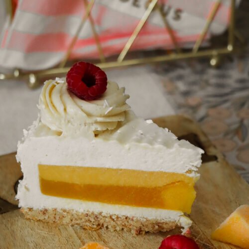Erfrischende leckere Mango-Kokos-Mousse-Torte mit einer luftigen Kokoscreme und frischen Mangostücken und exotischer Mangocreme