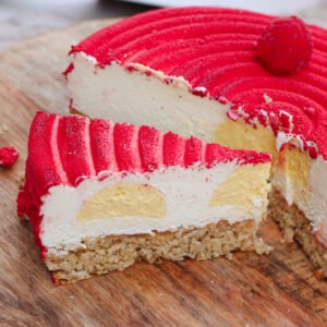 Vanille Mango Sommer Moussetorte mit rotem Velvet Finish