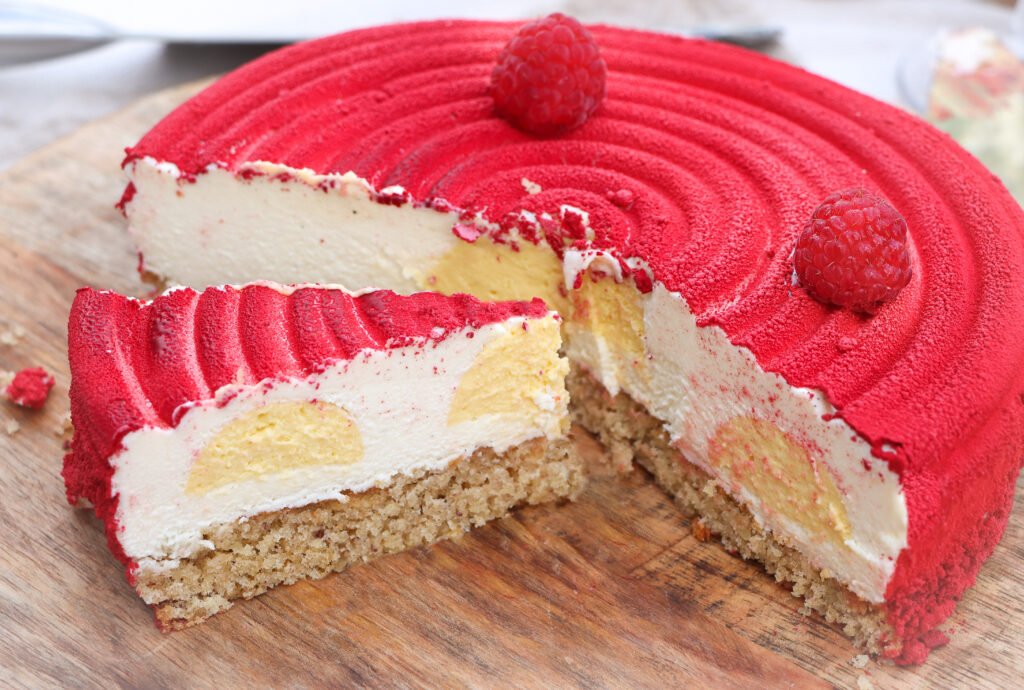 Vanille Mango Sommer Moussetorte mit rotem Velvet Finish