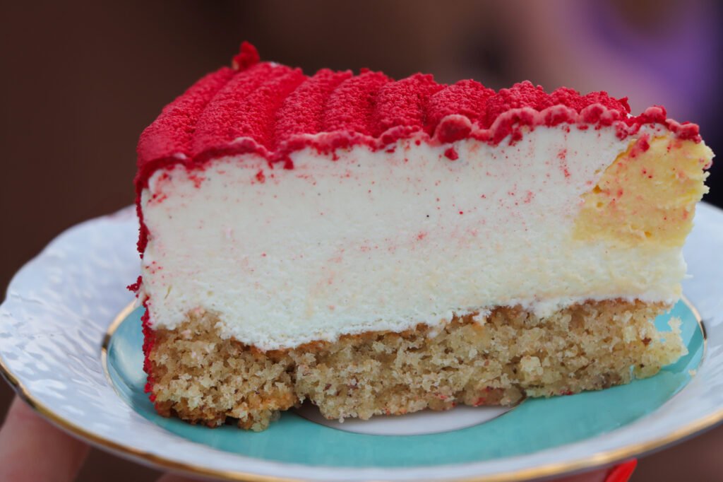 Vanille Mango Sommer Moussetorte mit rotem Velvet Finish